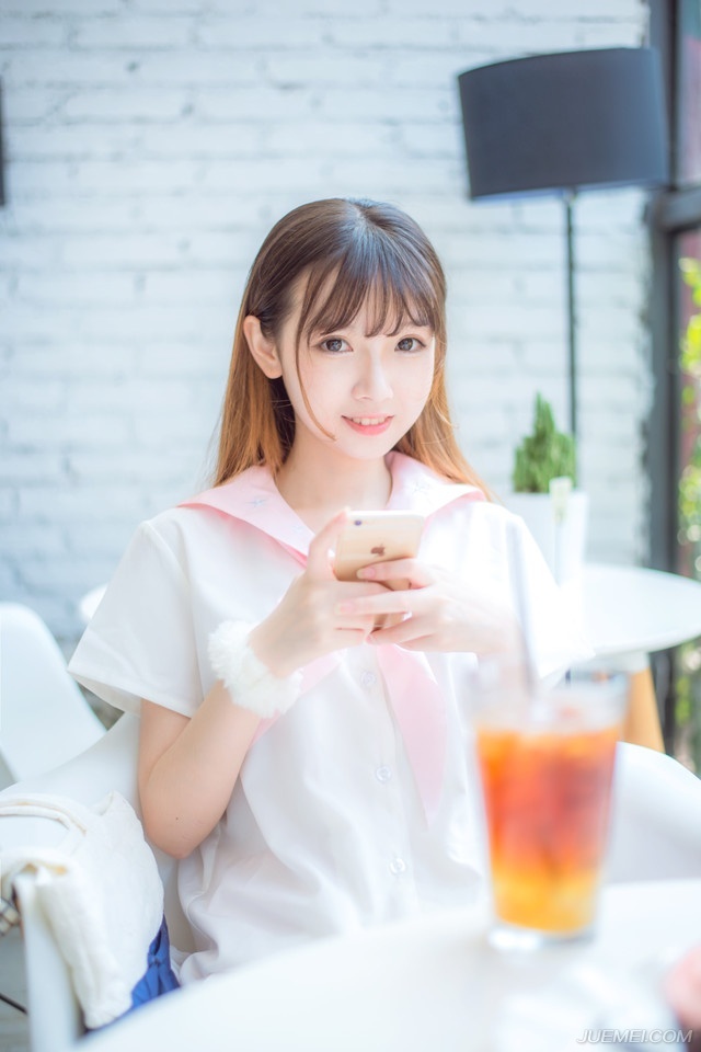 我来不及认真地年轻，待明白过来时，只能选择认真地老去。——三毛